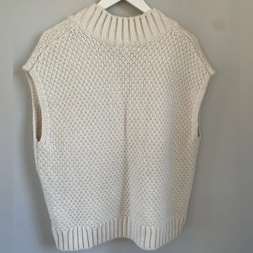 H&M Bloggers Favorite Sweater Vest - Picture 6 of 9